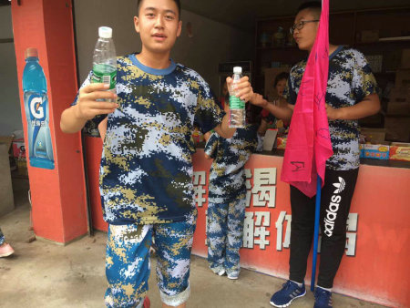 买瓶水喝  继续徒步